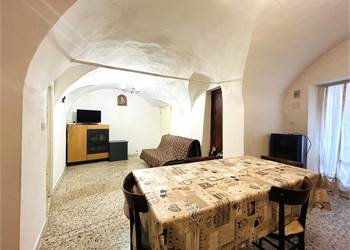 Casa libera da cielo a terra in centro Ormea.