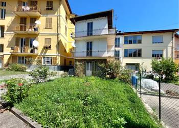 Casa indipendente con tre appartamenti e giardino