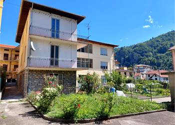 Casa indipendente con tre appartamenti e giardino