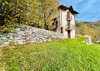 Casa Indipendente con terreno e rustico in pietra.