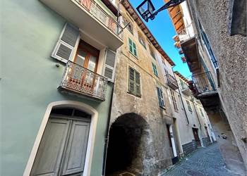 Porzione di casa con terrazzo in centro storico. 
