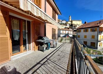 Casa con giardino, terrazzo e garage