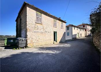 Casa in pietra libera su quattro lati con giardino