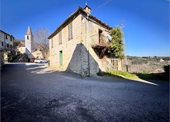 Casa in pietra libera su quattro lati con giardino
