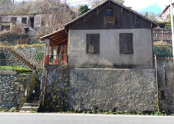 Apartment with dependance and garden in center.
