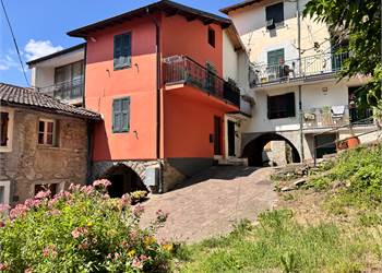 Charming Semi-Detached Home in Excellent Condition