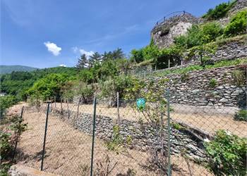 Orto confinante con le mura del castello di Ormea