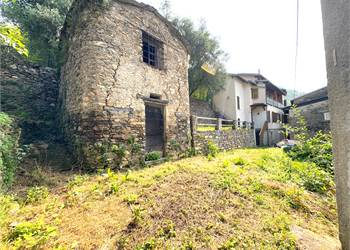 Casa con giardino e taverna