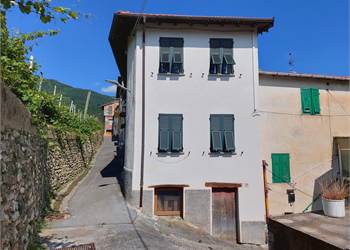 Casa ristrutturata con due appartamenti bilocali