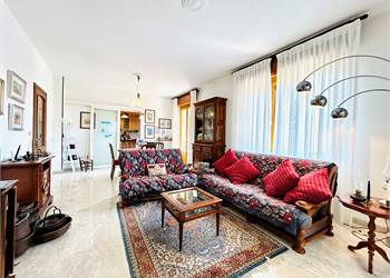 Appartamento quadrilocale con garage e giardino.