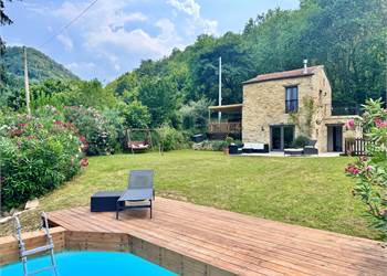 Cottage con piscina e giardino