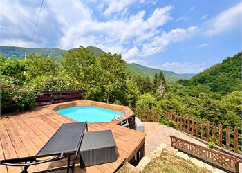 Cottage con piscina e giardino