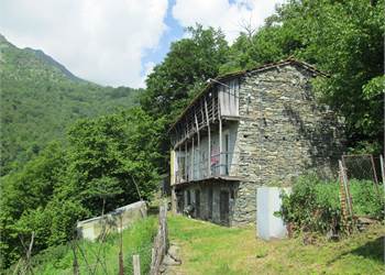 Rustico indipendente in pietra con giardino 