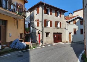 Casa di cinque vani, due bagni e garage
