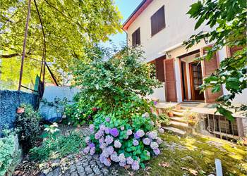 Casa con tre alloggi, garage, terrazzo e giardino