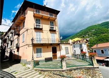 Appartamento trilocale in centro Ormea con terrazzo.
