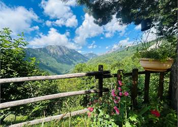 Casa immersa nella natura in piccola borgata montana. 