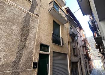 Casa ristrutturata recentemente con riscaldamento e garage 