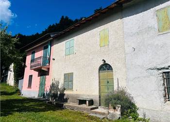 Casa immersa nella natura in piccola borgata montana. 