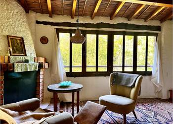 Caratteristica casa in pietra con giardino e terrazzi