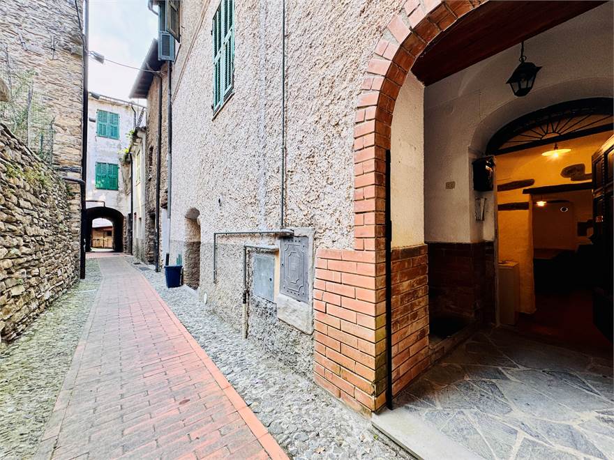 Caruggio e ingresso