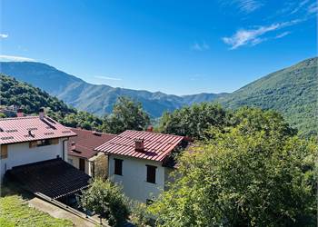 Casa Indipendente in Frazione Chionea.