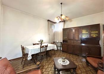 Apartment in the historic center with garage.