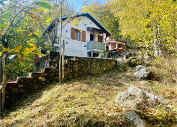 Villino indipendente con terreno circostante. 