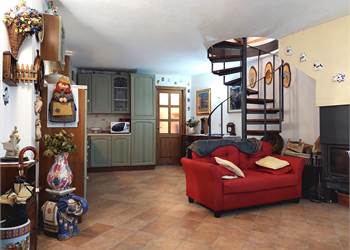 Casa in ottime condizioni abitative con loggiato