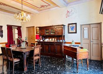 Appartamento da ammodernare con affreschi d'epoca