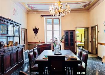 Appartamento da ammodernare con affreschi d'epoca