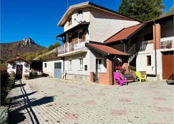 Due proprietà indipendenti con 21.000 metri di terreno. 