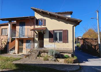 Casa semi indipendente con piccolo cortile e orto