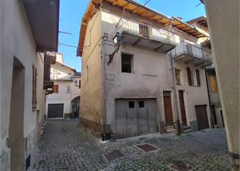 Casa terra-cielo libera su due lati da ristrutturare.