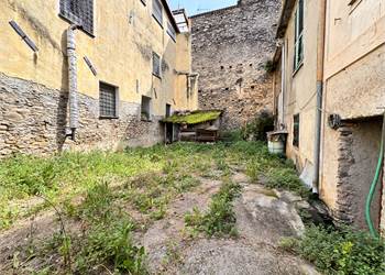 Appartment with courtyard and warehouses