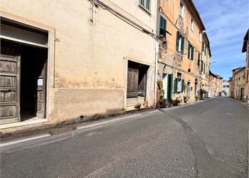 Appartamento con corte interna e magazzini