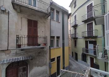 House with three apartments in the historic center