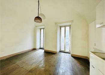 Appartamento al primo piano con balcone. 