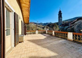 Casa Semindipendente con ampio terrazzo e garage. 