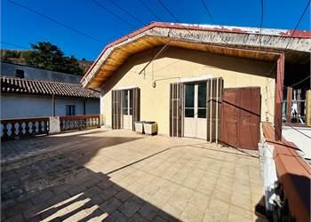 Casa Semindipendente con ampio terrazzo e garage. 