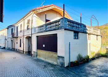 Casa Semindipendente con ampio terrazzo e garage. 
