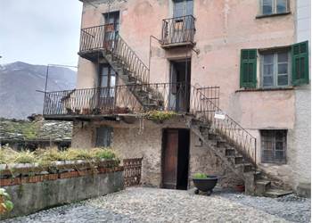 Casa semi-indipendente libera su due lati.