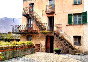 Casa semi-indipendente libera su due lati.