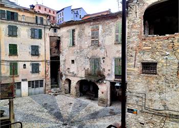 Casa semi-indipendente libera su due lati.