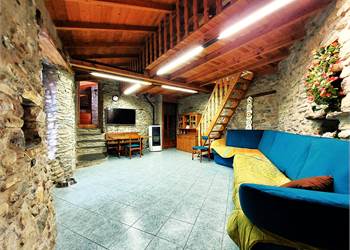 Casa con finiture in pietra e legno