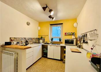 Casa semindipendente con magazzino e garage.