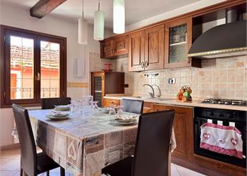 Casa ristrutturata con taverna e vista