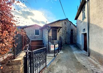 Casa con finiture in pietra e legno