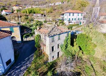 Casa in pietra libera su quattro lati con giardino