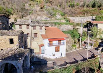 Casa di paese con terrazzo e piccolo giardino